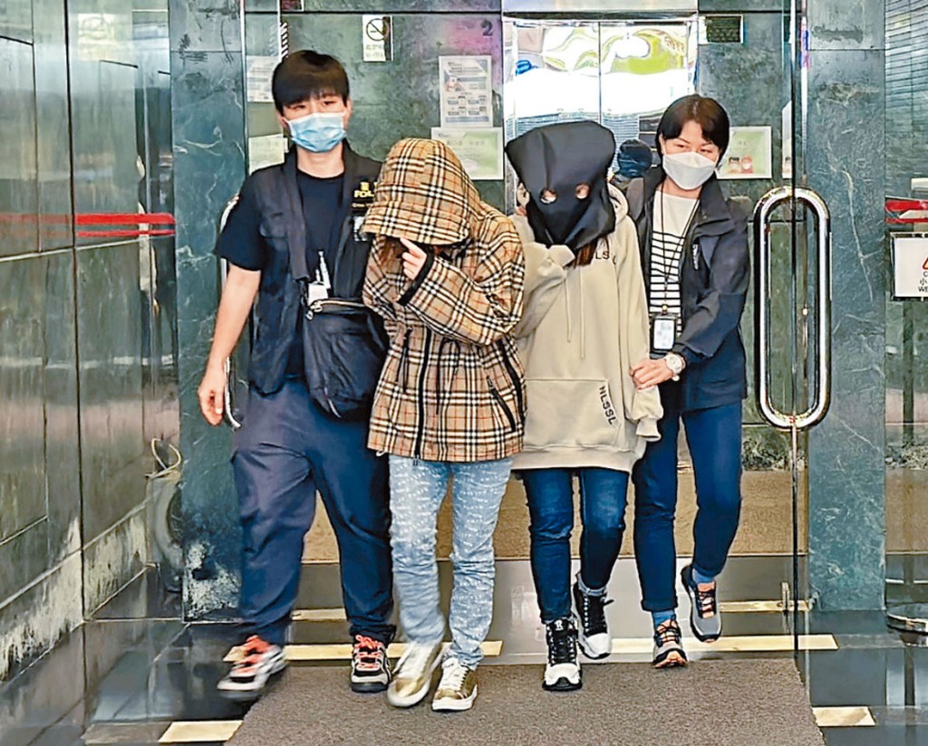 重案組探員將兩名女疑犯押返詩凝美容調查。