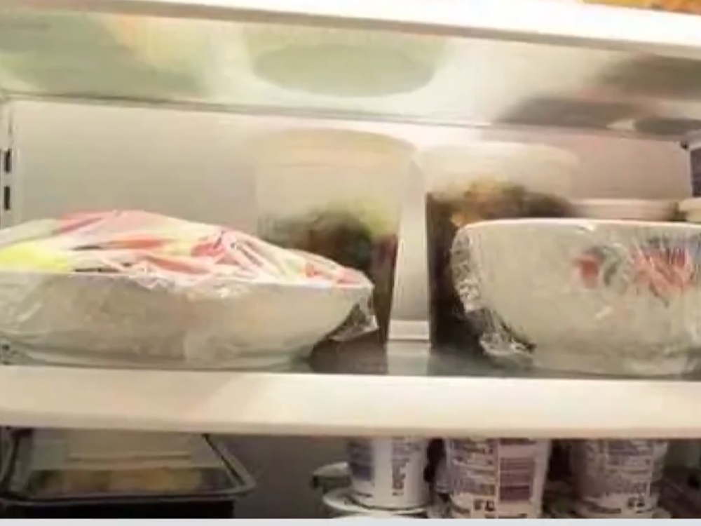 醫生建議民眾日常應減少食用隔夜飯菜。影片截圖