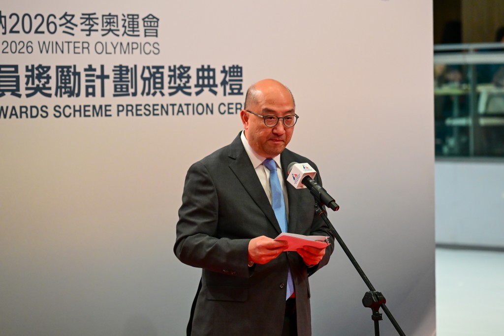 譚志源亦讚掦林靜欣展現出香港運動員全力拼搏的精神，有助吸引更多年青運動員投身冰上運動。攝影：魏國謙