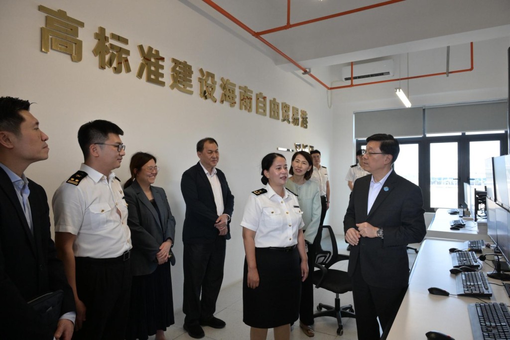 李家超（右一）考察南港「二線口岸」集中查驗場。政府新聞處