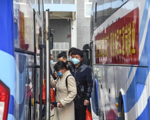 湖北工人早前安排點對點服務,分別返回深圳、上海等地復工。