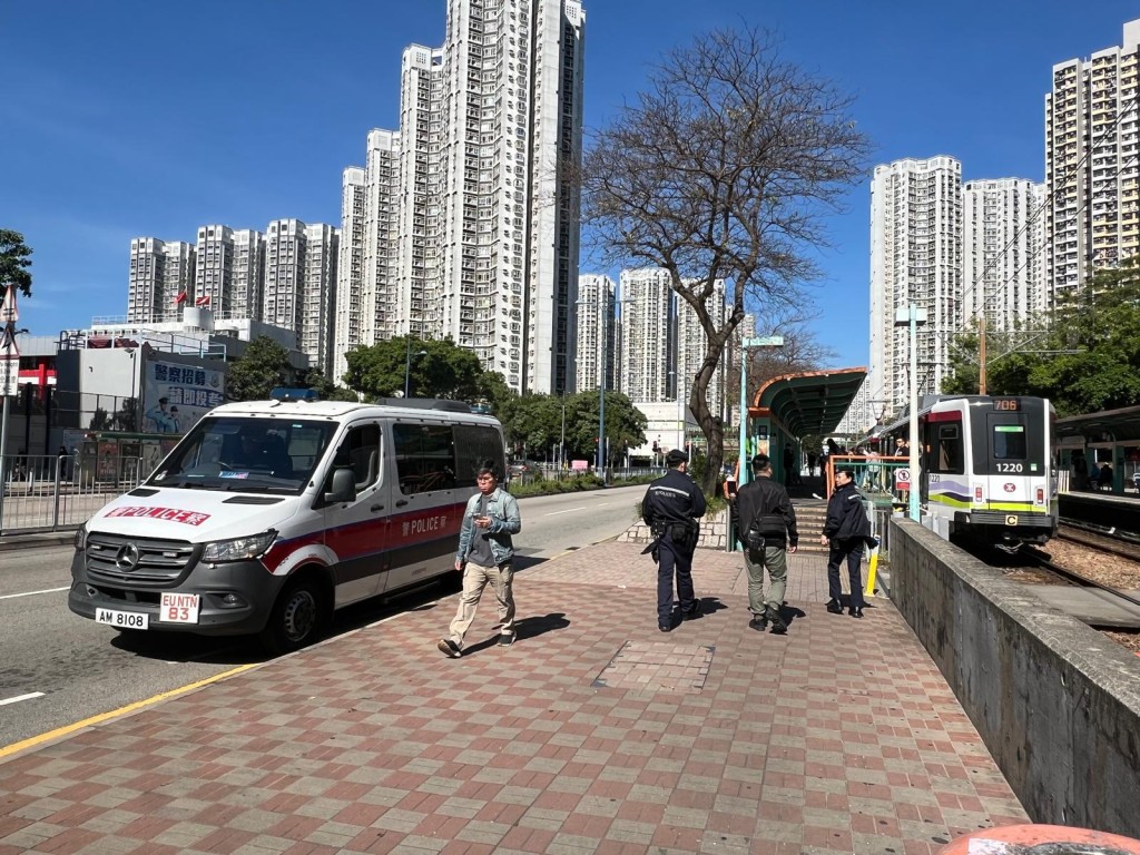 警方在天水圍天耀站輕鐵列車上尋回男學童。