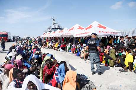 蘭佩杜薩島上一批等候移送往意國本土的難民。美聯社
