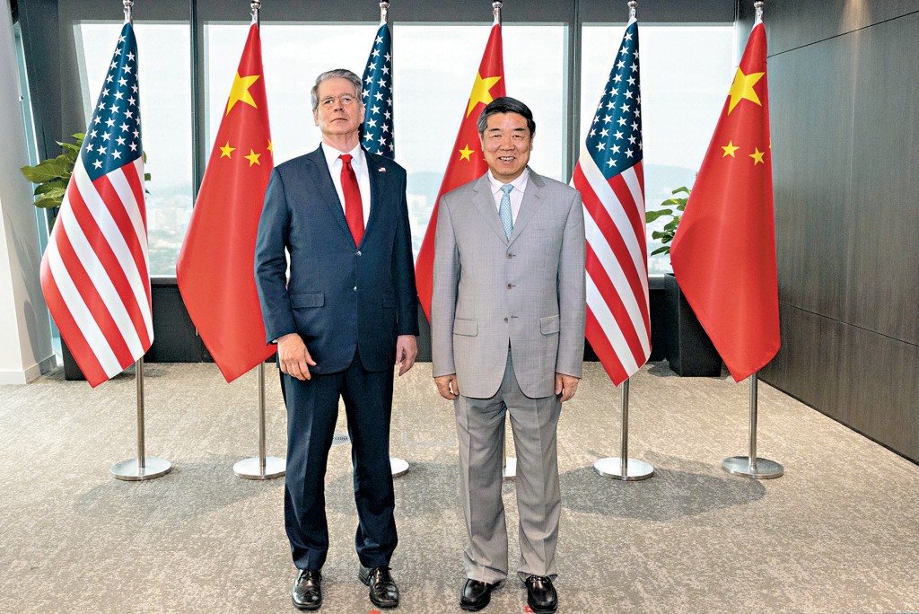 中美在吉隆坡結束為期兩天的經貿談判。圖中為國務院副總理何立峰與美國財長貝森特。 中美在吉隆坡結束為期兩天的經貿談判。圖中為國務院副總理何立峰與美國財長貝森特。
