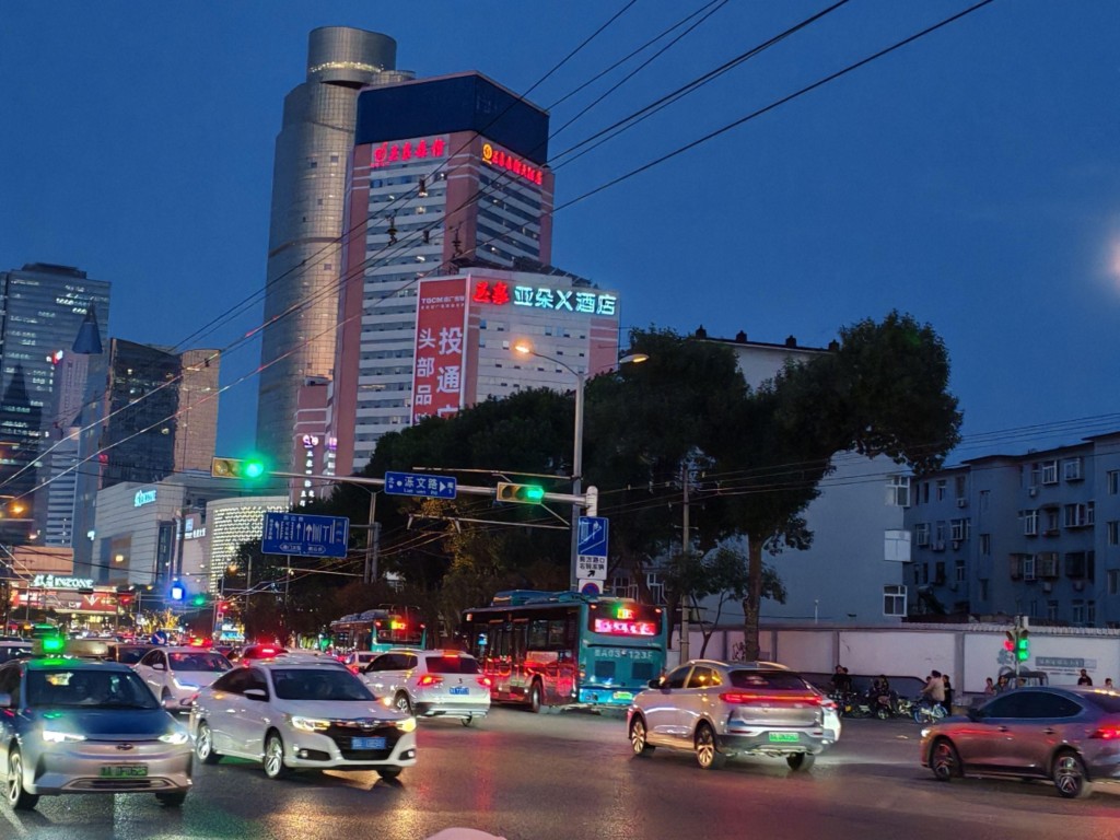 濟南街頭出現一棵外形似暴龍的恐龍樹。抖音 濟南街頭出現一棵外形似暴龍的恐龍樹。抖音