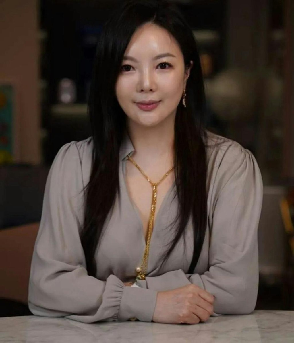 MC夢去年涉與One Hundred代表車佳媛發展婚外情，被解除在One Hundred的職務。