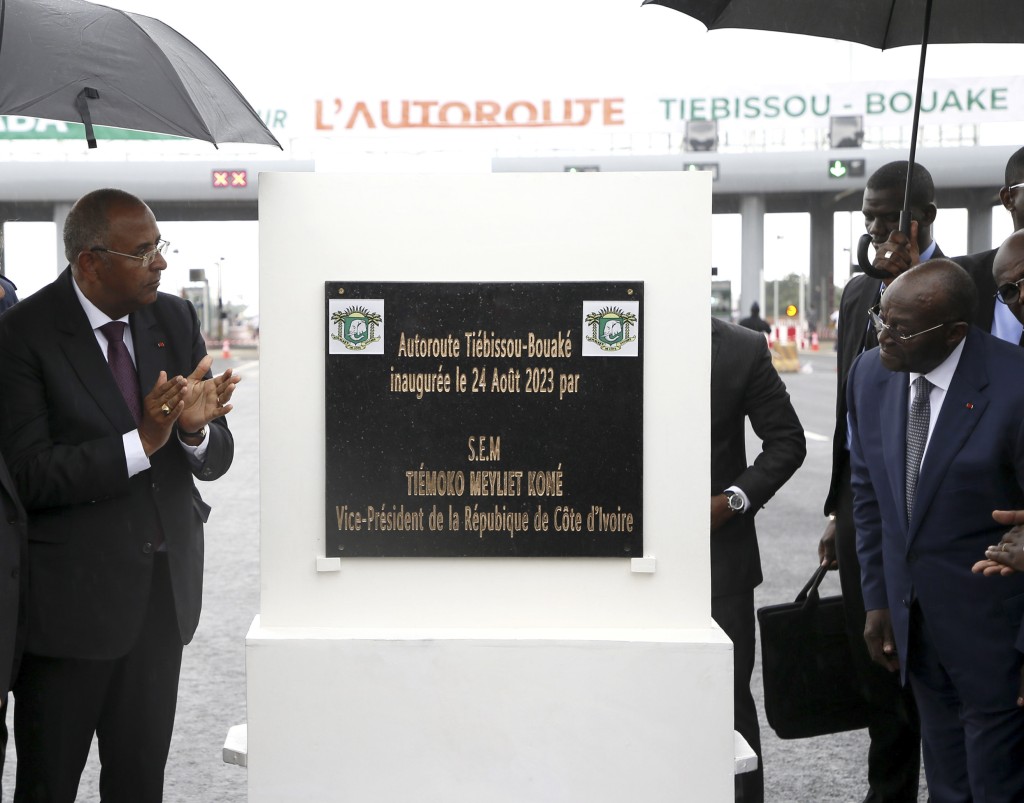 科特迪瓦副总统科内（右）为铁布高速公路揭幕。。新华社