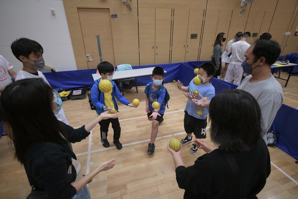 居民在导师指导下试玩地壶球、匹克球及圆网球等。