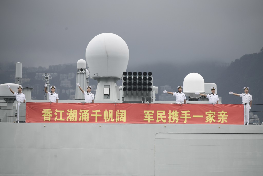艦上官兵向岸邊揮手致意。 艦上官兵向岸邊揮手致意。