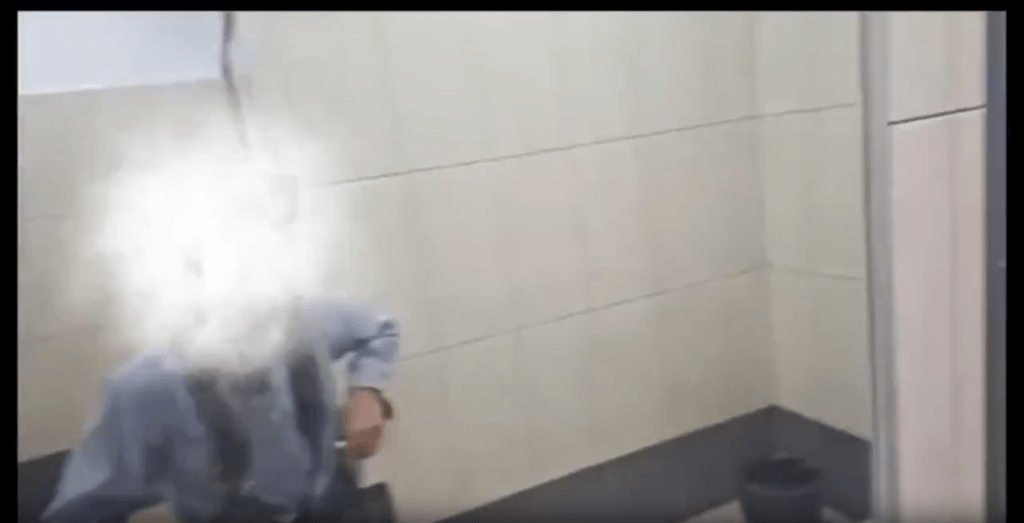 马来暴躁男学生不满利器被收,头戴手机直播挥斧砍伤女教师。Brahim_maldini & chaaaaww@X 马来暴躁男学生不满利器被收,头戴手机直播挥斧砍伤女教师。Brahim_maldini & chaaaaww@X