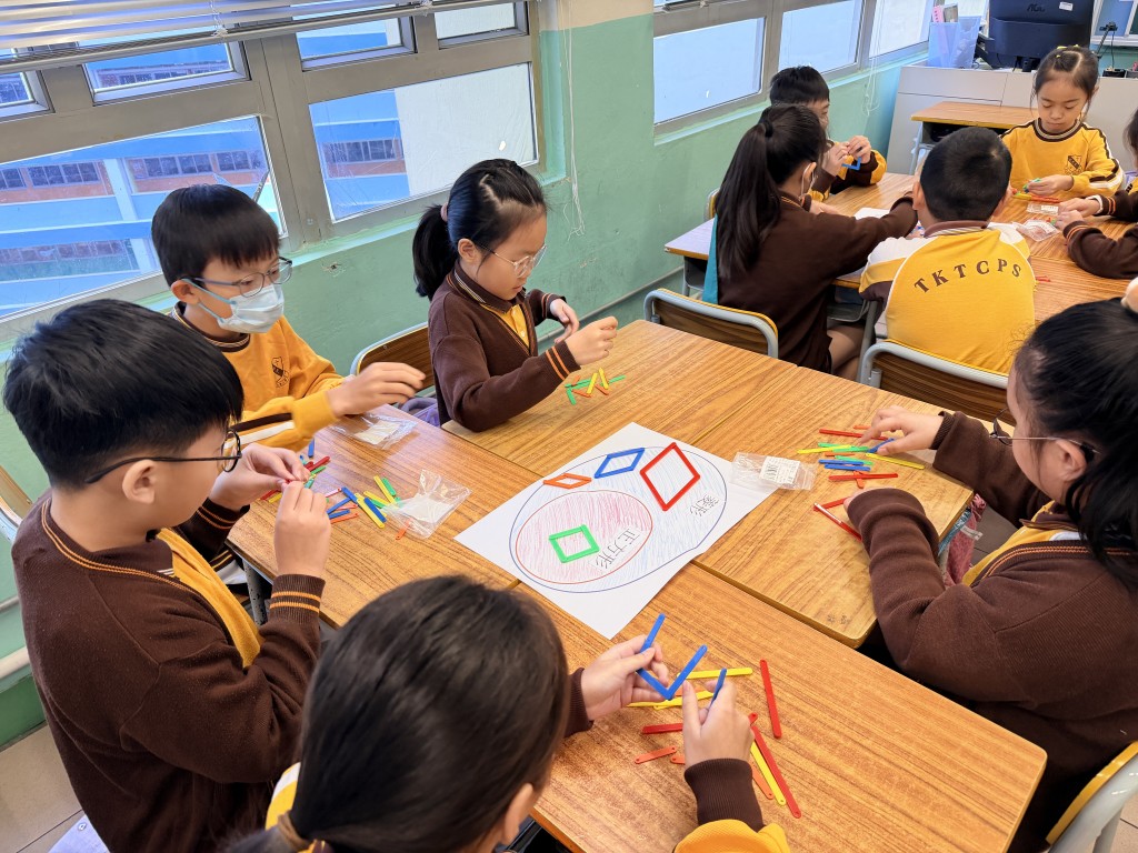 數學課堂進行小組活動，同學齊動手拼四邊形。（圖片來源：受訪學校提供）