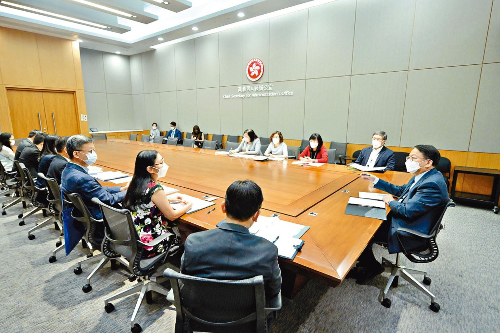 政务司司长陈国基（右一），昨主持弱势社群学生摆脱跨代贫穷行动小组首次会议。