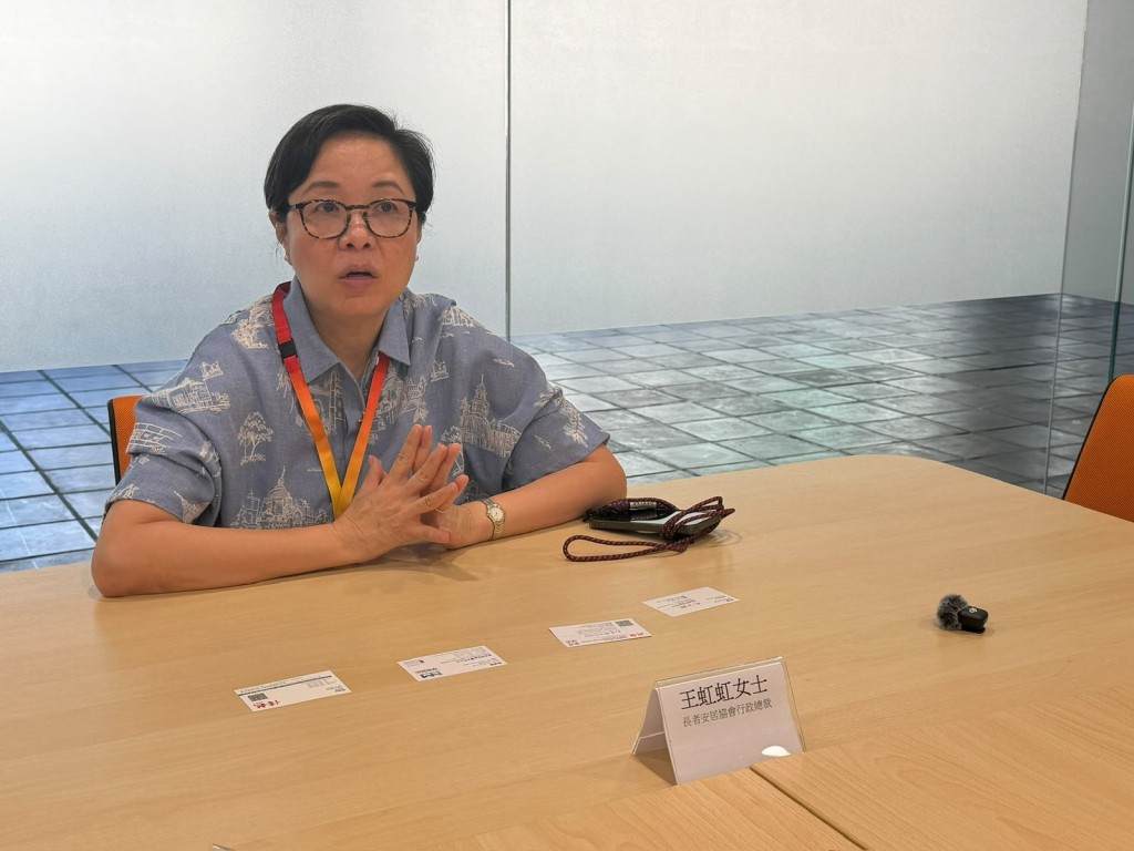 长者安居协会行政总裁王虹虹表示，「一线通主动防护服务」的用户不需要按钮或进行任何操作，系统会透过人工智能及智能侦测技术自行识别意外或危险，主动寻找用户及介入。