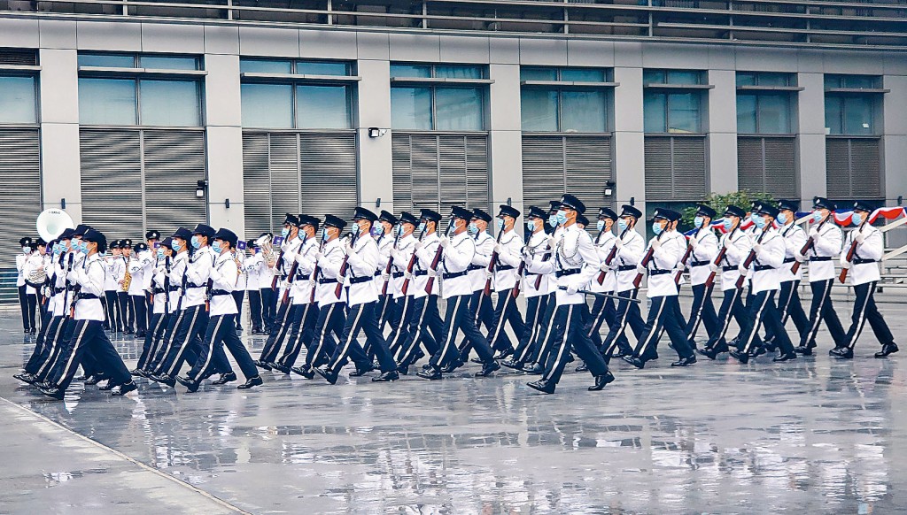 入境處儀仗隊中式步操氣勢磅礡。