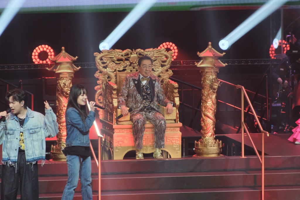 在歌曲中段，身穿閃爆西裝的胡楓霸氣地坐在龍椅上登場。