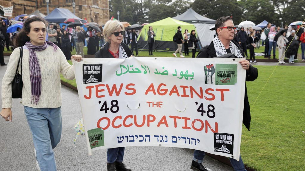 雪梨大学撑巴勒斯坦示威者讽刺以色列支持者踩场「对战」。 路透社