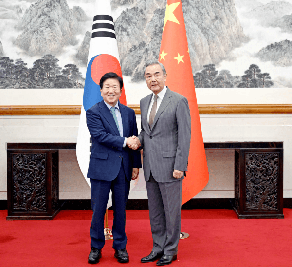 王毅會見韓國總統特使朴炳錫。外交部 王毅會見韓國總統特使朴炳錫。外交部