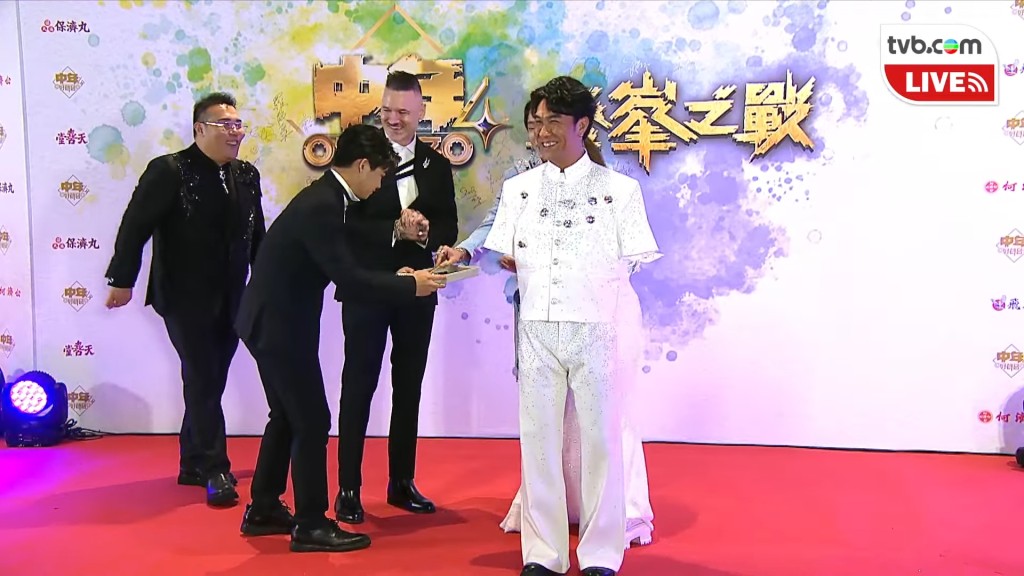 李金凱因為沒有簽名,而先搵位影相。 李金凱因為沒有簽名,而先搵位影相。