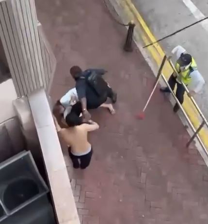 兩人合力阻止赤膊男再施襲。網片截圖