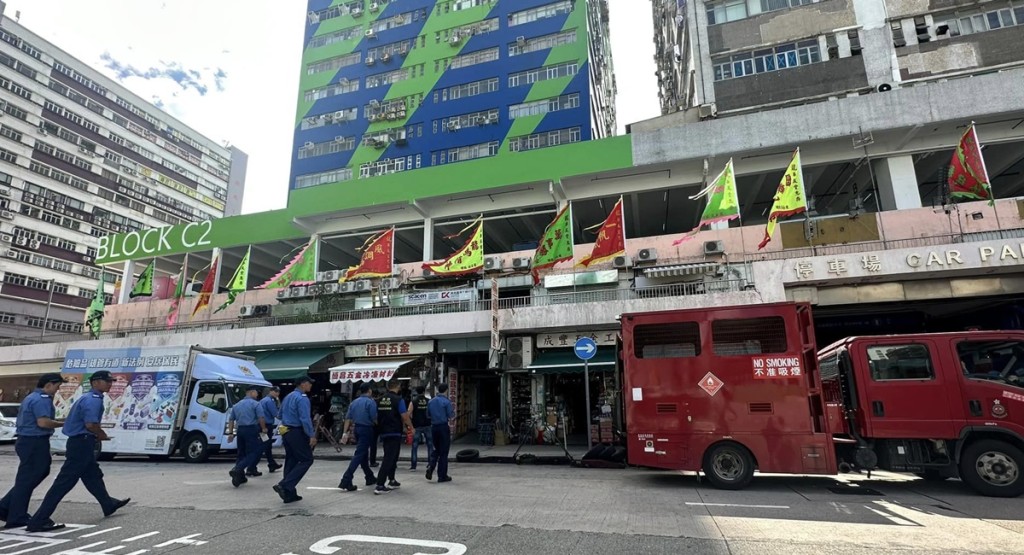 消防處專責隊伍巡查屯門五金鋪,提醒遵守新修訂《危險品條例》規定。消防處facebook圖片