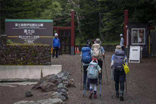 富士山每年吸引大批登山人士。路透社 富士山每年吸引大批登山人士。路透社