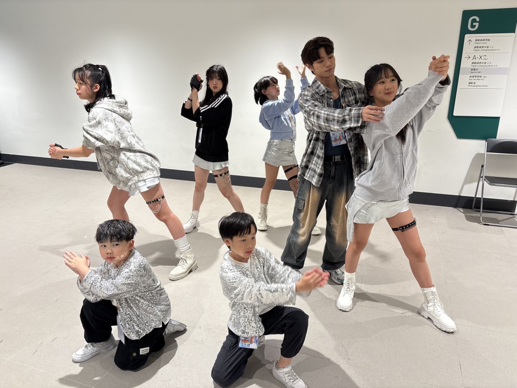 NY鍾諾言悉心教導YS六位尖子。 NY鍾諾言悉心教導YS六位尖子。