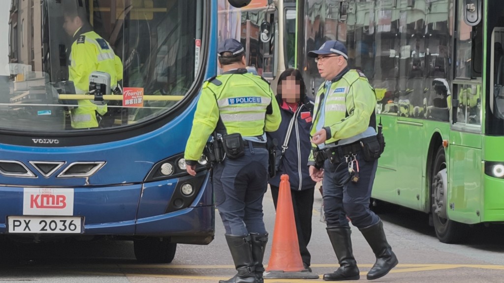 九巴女車長接受調查。