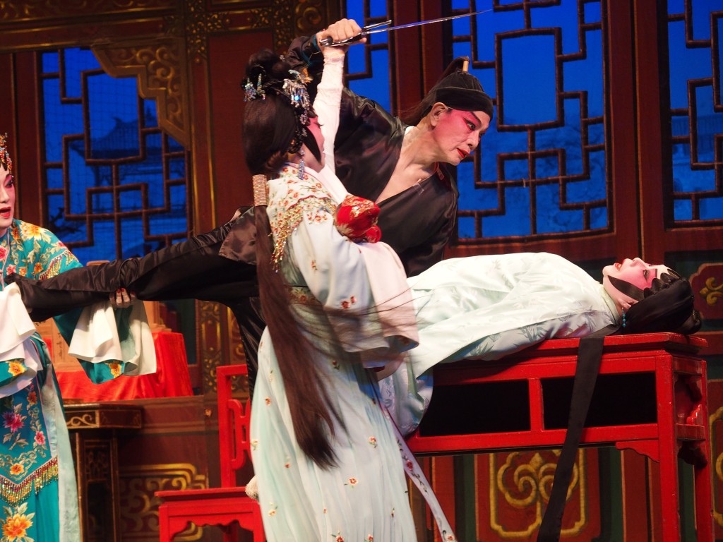 罗家英和南凤演出大显功架。