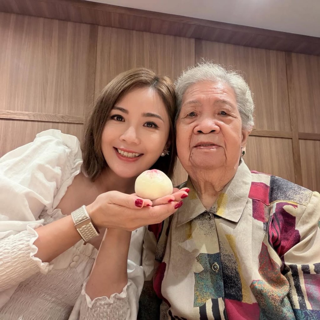 蔡卓妍的嫲嫲已經100歲。