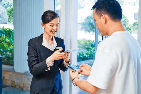 豐盛生活服務以人為本，應用創新科技提升服務質素及效率，滿足客戶日益提高的需求。