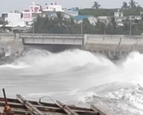 蘭嶼錄最強12級陣風,掀起7米巨浪。網圖