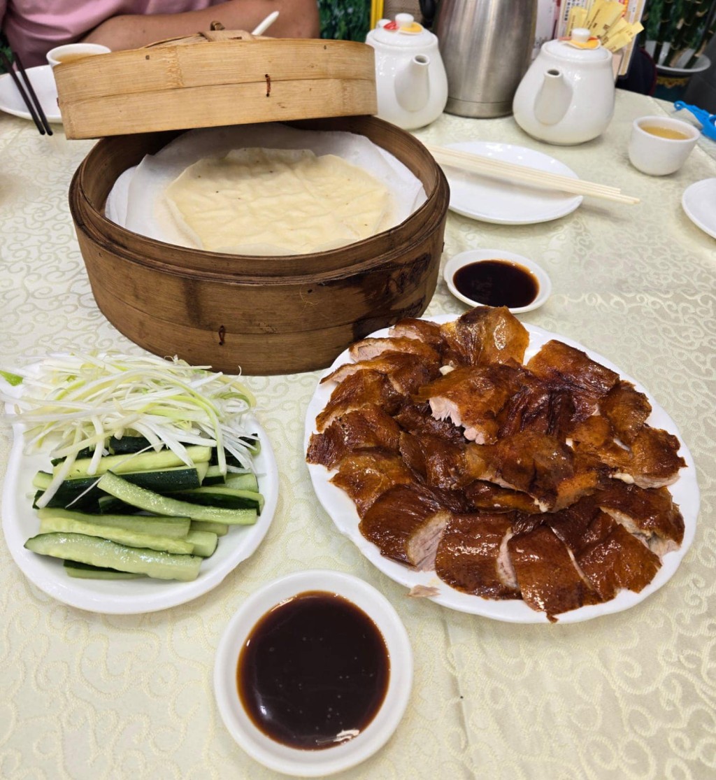 富東閣的片皮鴨常年受到食客推崇,月前更推出「片皮鴨一食」特價168元。 富東閣的片皮鴨常年受到食客推崇,月前更推出「片皮鴨一食」特價168元。