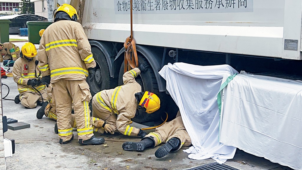 消防員拯救被捲入垃圾車車底9旬老婦。