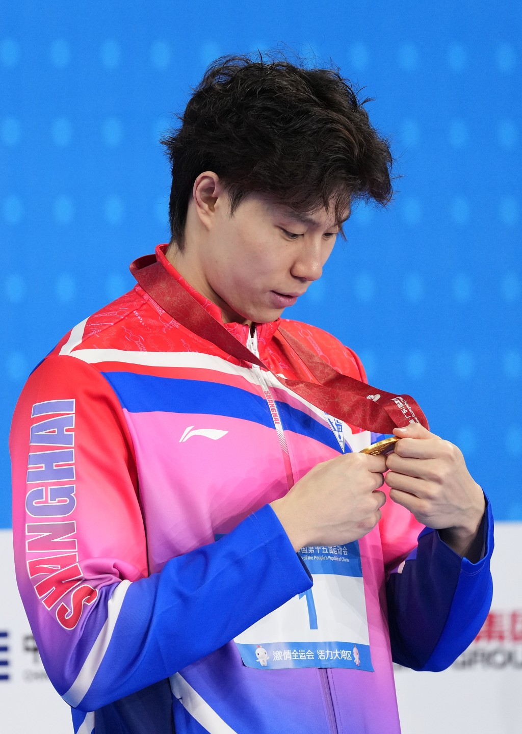 覃海洋(左)男子100蛙夺金。全运官网图片