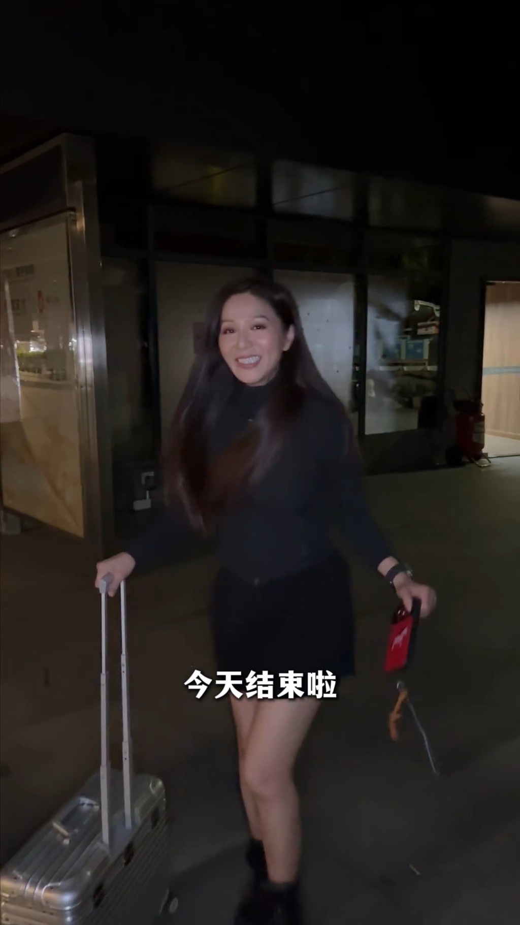 滕麗名終於收工。 滕麗名終於收工。
