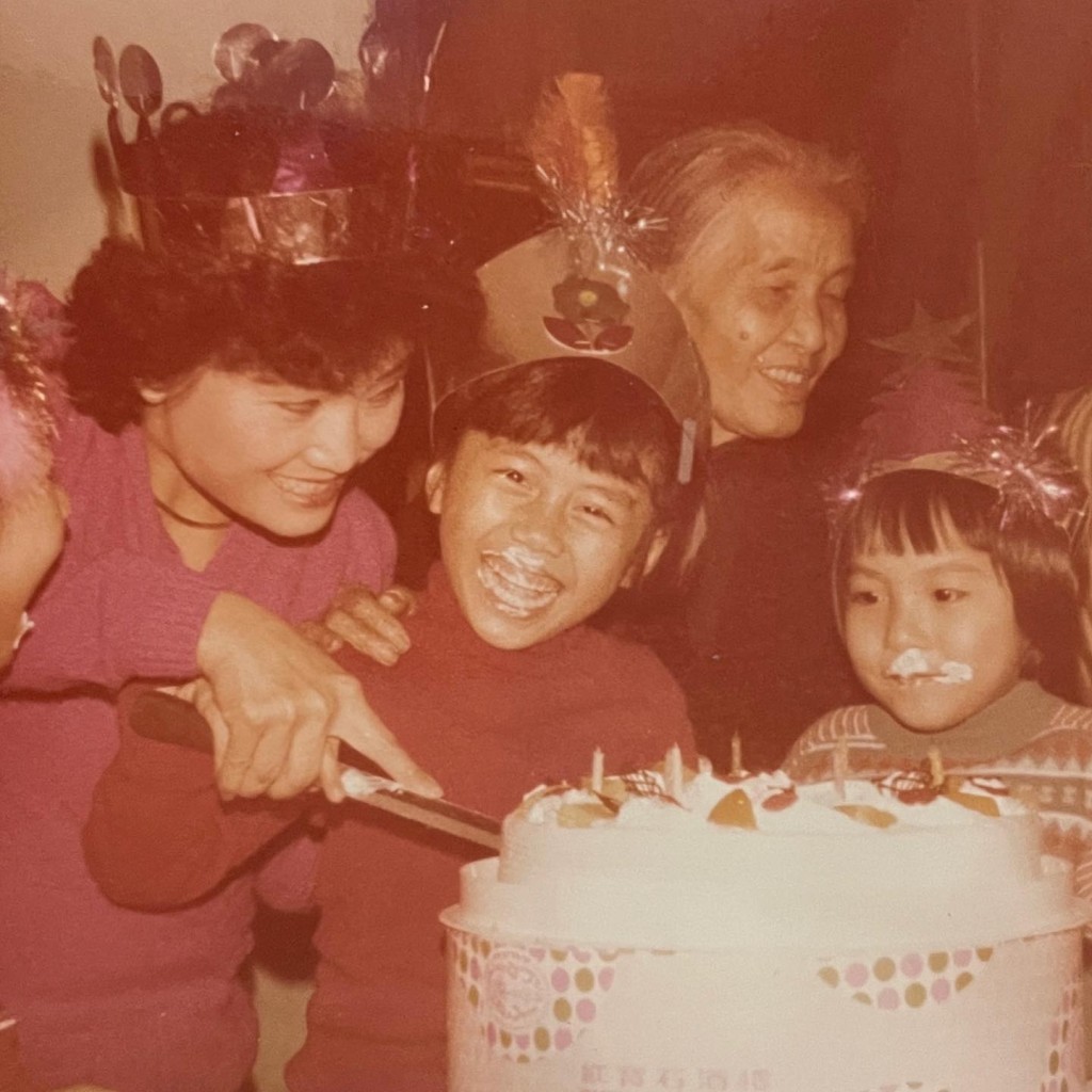 彭秀慧喪母後在IG Story貼出多貼與母親的舊照，其中一張是三代同堂，有她外婆、母親和她自己。