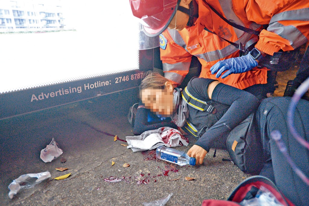 前年「八‧一一」反修例暴力示威期間，身處現場的女義務急救員突右眼受傷淌血，倒地待救。