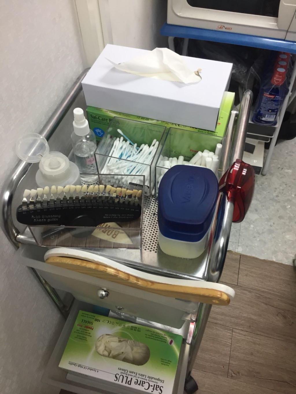 行動中,人員檢獲7部牙科儀器、一批牙科工具及一張椅子。 警方圖片