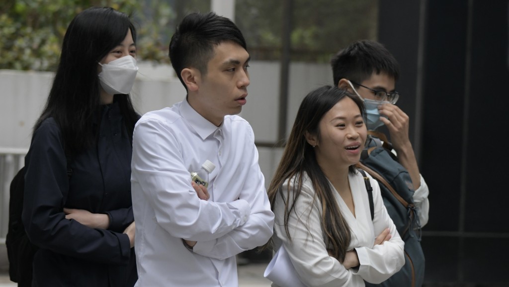 被告陳家裕(左二)、黃穎恩(右二)、袁皓軒(右一)。禇樂琪攝