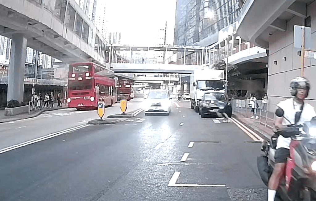 男童由行人路走出橫過西樓角路。Facebook 車cam L(香港群組)影片截圖 男童由行人路走出橫過西樓角路。Facebook 車cam L(香港群組)影片截圖