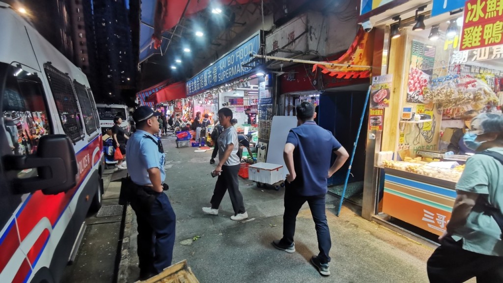大批警員在場調查。