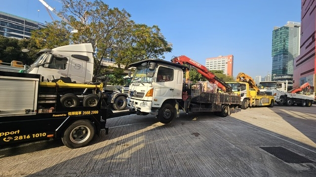 警方深水埗交通執法 打擊貨車違泊重災區拖走7車