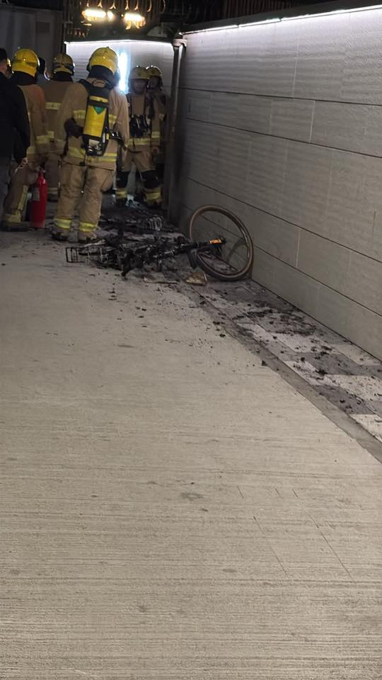 元朗「尚柏」對開有一輛單車嚴重焚毀。網上圖片 元朗「尚柏」對開有一輛單車嚴重焚毀。網上圖片