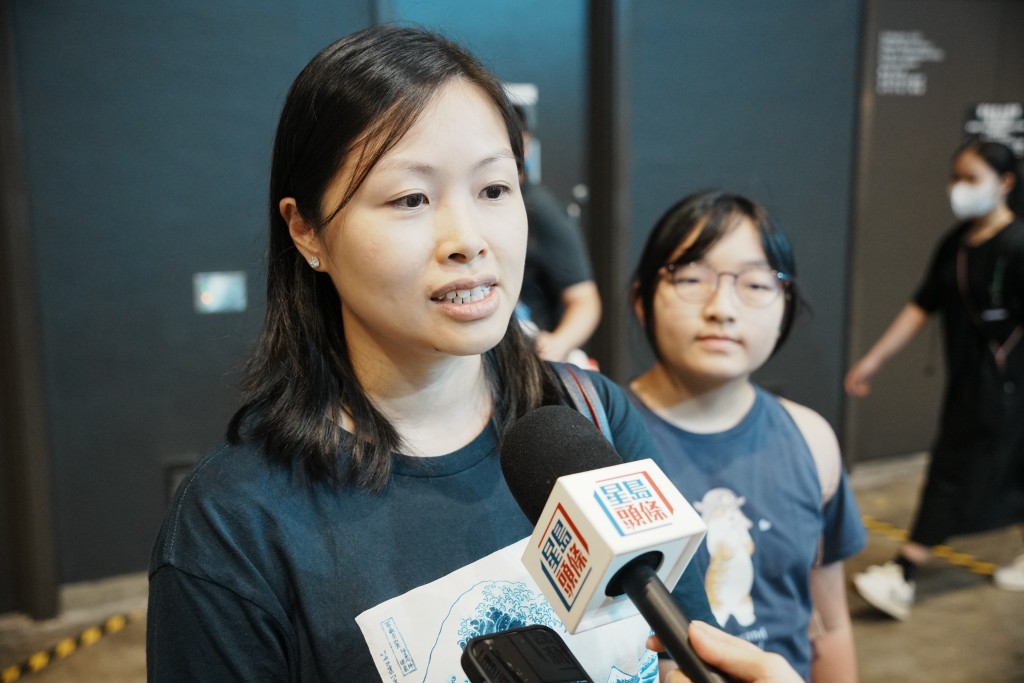 市民張太認為書展折扣並不算太低,但因書展較有讀書氛圍,故每年都來。汪旭峰攝 市民張太認為書展折扣並不算太低,但因書展較有讀書氛圍,故每年都來。汪旭峰攝