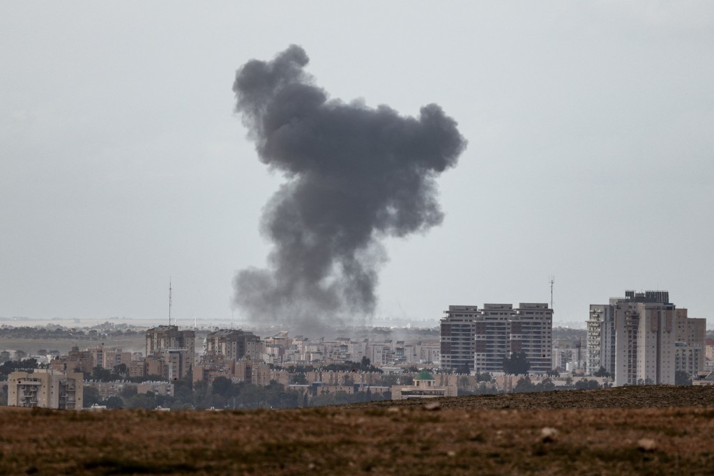 以色列南部城市貝爾謝巴一處工業區，周日下午遭導彈攻擊，引發火警。路透社