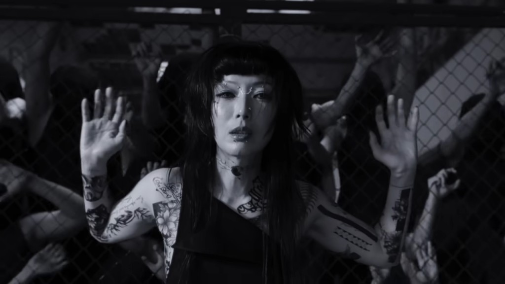日前鄭秀文推出新歌《心魔》，MV以破格和充滿電影感的拍攝手法。