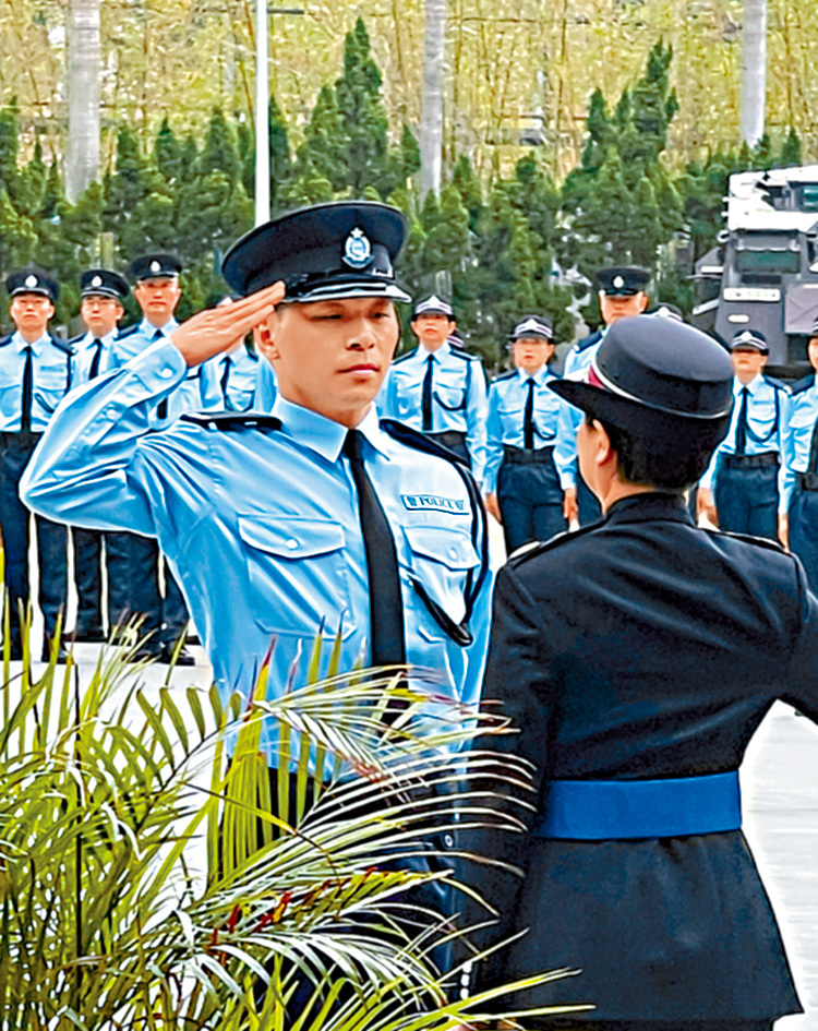 港大醫學院矯形及創傷外科學系教授楊偉國實踐兒時的警察夢,成為輔警維持社會治安。