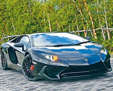 LP750-4 Superveloce體重比普通版大減50kg，大型前後擾流器令氣流下壓力大增170%。
