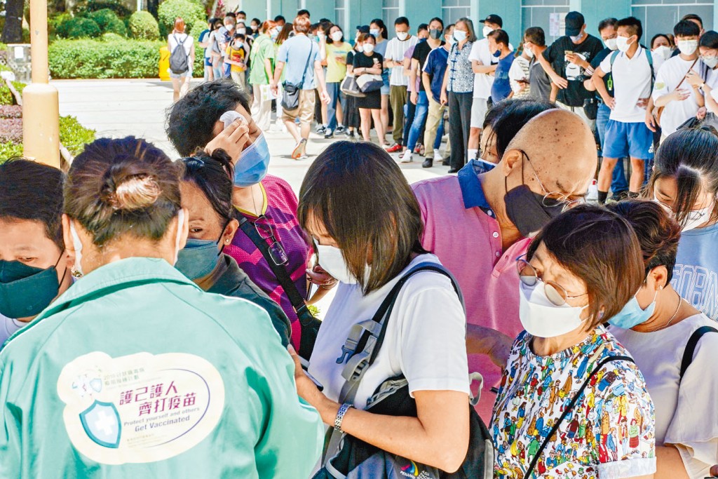 為符合第三階段疫苗通行證，市民周日也要趕打針。