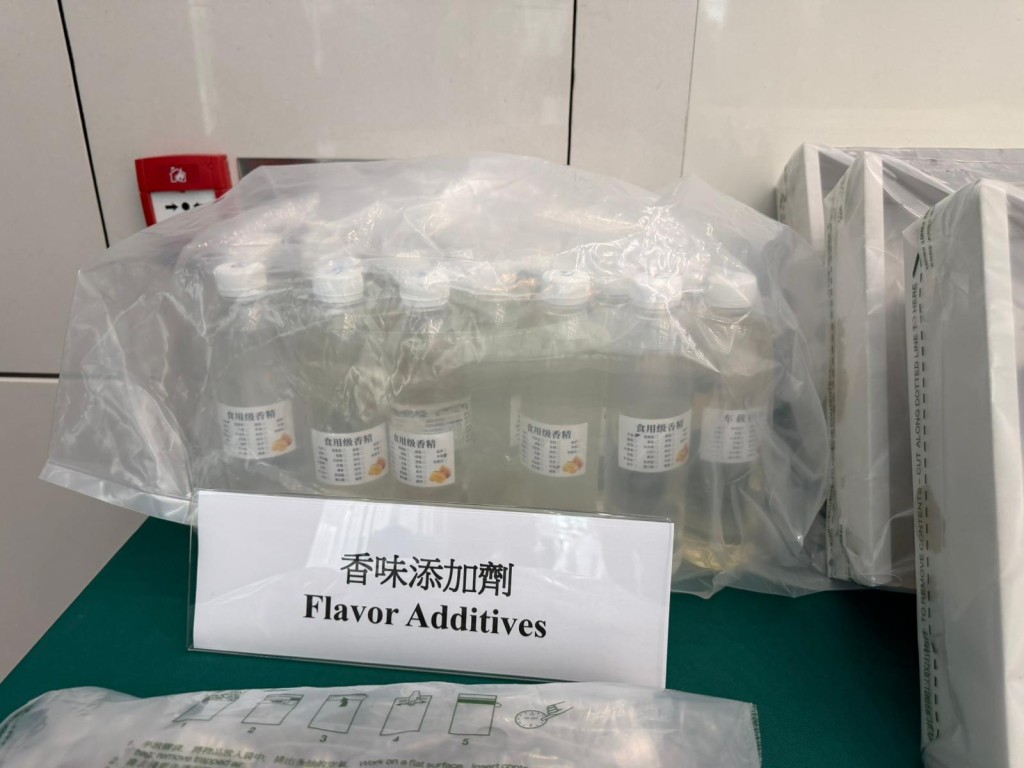 不法分子利用液態填充機,精準地將依托咪酯注射入煙彈內。曾志恒攝 不法分子利用液態填充機,精準地將依托咪酯注射入煙彈內。曾志恒攝